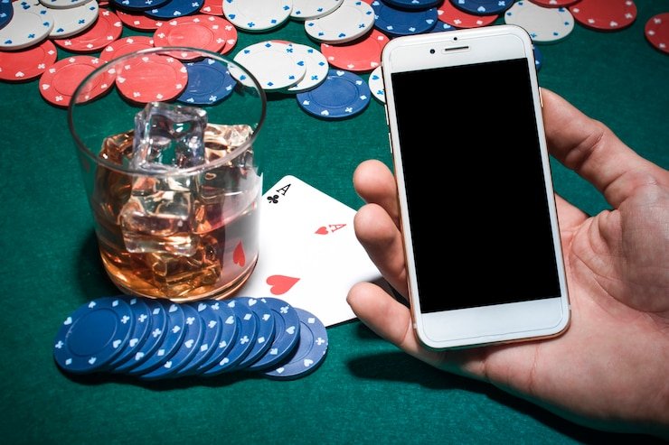 Pengguna login aman menggunakan perangkat mobile dengan enkripsi penuh